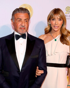 Жена Сильвестра Сталлоне подала на развод, потому что он хотел ещё одну собаку