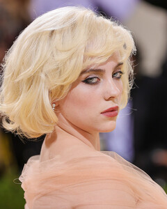 «Знаменитые люди — никто»: такие выводы сделала Билли Айлиш после первого бала Met Gala