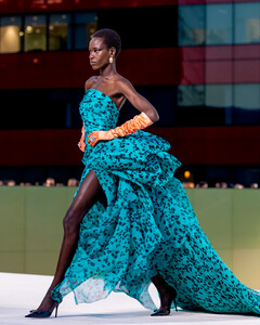 Tapestry приобретёт бренды Michael Kors, Versace и Jimmy Choo