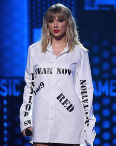 Тейлор Свифт выпустила клип о сексизме