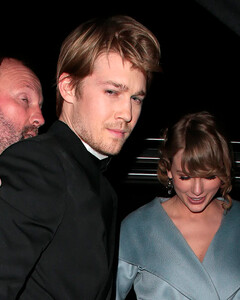 Бойфренд Тейлор Свифт обвинил в навязчивости тех, кто хочет узнать больше об их отношениях