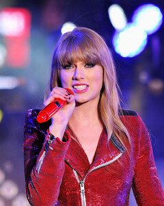 Тейлор Свифт предстанет перед лицом суда за кражу текста песни Shake It Off