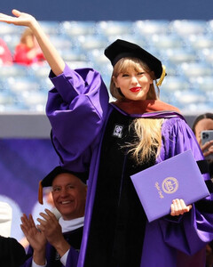 Учиться и ещё раз учиться: Тейлор Свифт получила почётную степень Нью-Йоркского университета