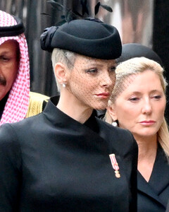 Шарлен, княгиня Монако была замечена на похоронах Елизаветы II