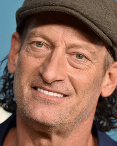 Всё, что нужно знать о Трое Коцуре — обладателе «Оскара» за роль в драме «CODA: Ребёнок глухих родителей»