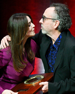 Тим Бёртон и Моника Беллуччи подтвердили слухи о своём романе поцелуем на улице