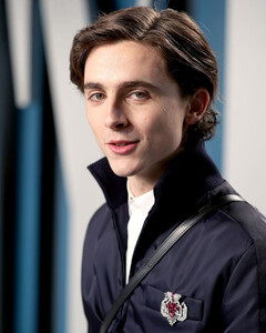 Тимоти Шаламе покрасил волосы в красный цвет