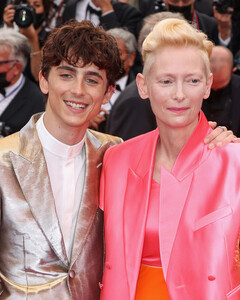 Ослепительный эффект: Тимоти Шаламе и Тильда Суинтон выбрали блестящие наряды для Каннского фестиваля