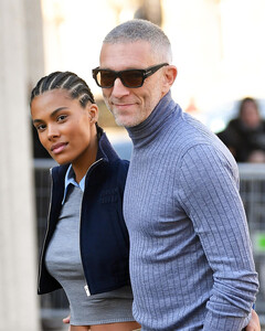 Парный лук: невероятно стильные Тина Кунаки и Венсан Кассель на показе Miu Miu в Париже