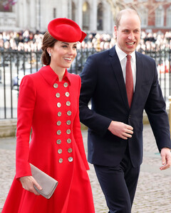 Елизавета II передаст титулы принца Гарри и Меган Маркл принцу Уильяму и Кейт Миддлтон