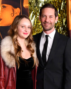 Тоби Магуайр появился в компании дочери на премьере фильма «Вавилон»