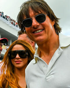 Том Круз и Шакира появились вместе на Гран-при Майами Формулы-1