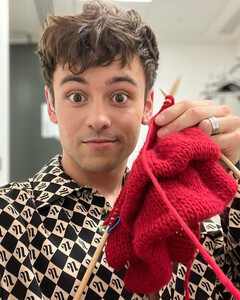 Чемпион мира по прыжкам в воду Том Дейли выпустил коллекцию вязаных изделий собственного производства