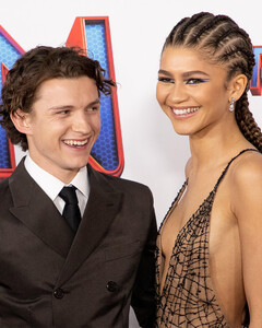 Семейное гнёздышко: Том Холланд опроверг новость о покупке дома вместе с Зендеей