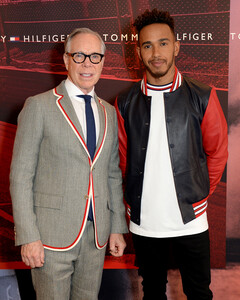 Tommy Hilfiger представит экологичную коллекцию вместе с Льюисом Хэмилтоном
