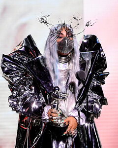 Топ-5 необычных масок для лица от Леди Гаги