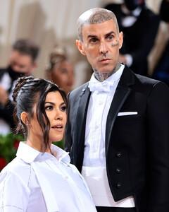 Трэвиса Баркера увезли на носилках в больницу, и жена Кортни Кардашьян была с ним рядом