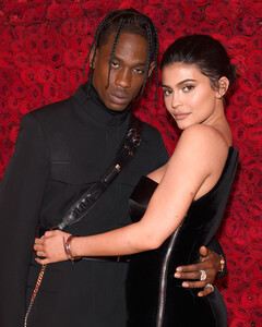 Кайли Дженнер прокомментировала слухи о свободных отношениях с Трэвисом Скоттом