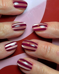 Праздник к нам приходит: 7 трендовых идей маникюра на зиму 2025