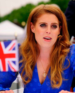 «Королева — моя бабушка. Мне очень, повезло!»: трогательный комплимент принцессы Беатрис очаровал королевских поклонников