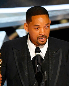 «Насилие ядовито»: Уилл Смит раскаялся в том, что ударил Криса Рока во время церемонии «Оскар»