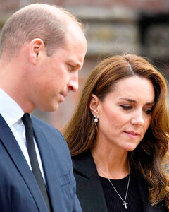 Принц Уильям и Кейт Миддлтон спрятали написанные ими рукописные записки в траурном венке королевы Елизаветы II