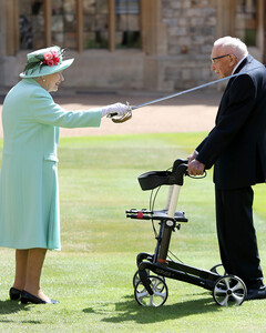 Умер капитан Том Мур, собравший для британских врачей более $40 млн