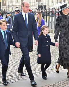 Неожиданные гости: принц Джордж и принцесса Шарлотта появились на Службе памяти в честь принца Филиппа