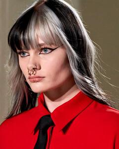 В новой коллекции Valentino возрождает тренд на экстремально чёрную подводку