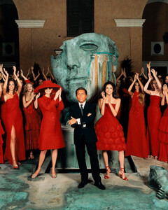 Красное наследие Валентино: знаковые модели платьев от маэстро высокой моды