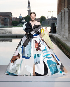 Кутюр, вобравший искусство: 5 интересных фактов о кутюрном показе Valentino