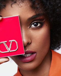 50 оттенков помад и 40 цветов тональной основы: Valentino запустили линию средств для макияжа