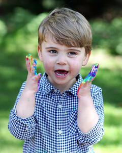 Навёрстывает упущенное: какие важные моменты королевской жизни пропустил принц Луи