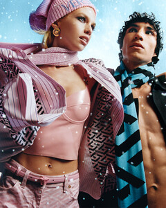 Звезда фигурного катания Ребекка Гиларди в рождественской кампании Versace 2021