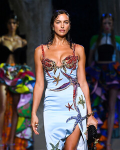 Подводный мир и модели-русалки на показе Versace 2021