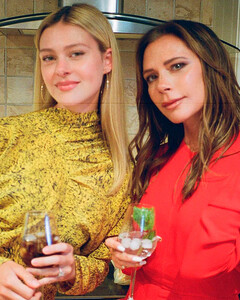 Вражда забыта? Виктория Бекхэм поздравила свою невестку Николу Пельтц с днём рождения