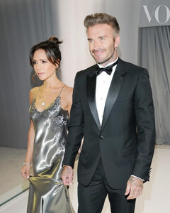 Не хуже невесты: Виктория Бекхэм появилась в роскошном серебристом платье на свадьбе старшего сына