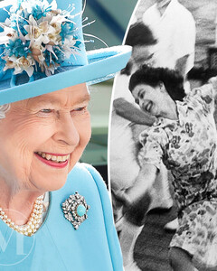 Молода и прекрасна: найдено видео, на котором озорная Елизавета II играет с моряками в салочки во время круиза