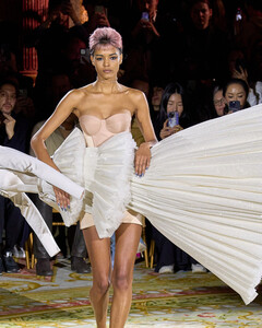 Модный дом вверх дном: платья от кутюр в исполнении Viktor & Rolf превзошли все ожидания