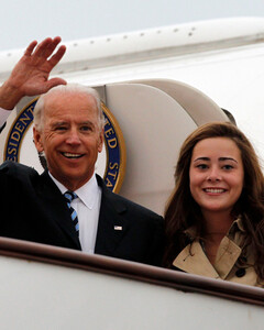 Внучки Джо Байдена порадовали его подарками ко Дню президента