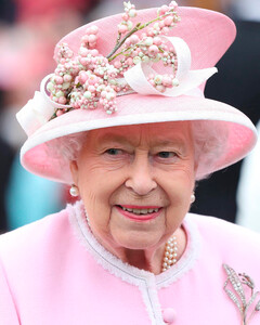 Здоровье королевы вновь ухудшилось? Врачи Елизаветы II посоветовали пропустить традиционные летние приёмы во дворцах