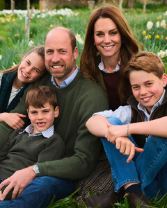 Кейт Миддлтон и принц Уильям поделились новым семейным рождественским фото