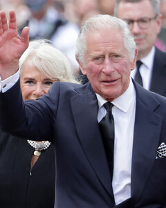 Лучший друг, любимая жена и конюх: кто входит в близкое окружение короля Карла III?