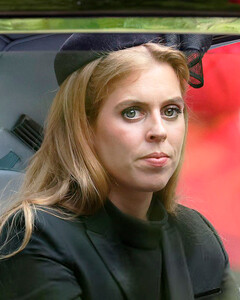 Почему принцесса Беатрис нарушила дресс-код на похоронах королевы Елизаветы II?