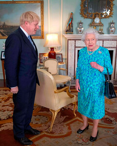 Елизавета II создала исторический прецедент: впервые ключи от Даунинг-стрит №10 будут переданы в замке Балморал