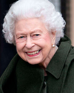 Лучше всех лекарств: Елизавета II нанесла тайный визит к правнукам после выздоровления от COVID-19