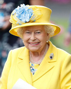 Елизавета II открывает автокинотеатр во дворце