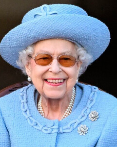 Елизавета II посетила военный парад в Шотландии вместе с принцем Чарльзом