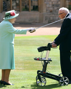 Елизавета II посвятила в рыцари 100-летнего ветерана Второй мировой войны