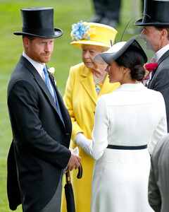 Елизавета II настаивает на приезде принца Гарри, Меган Маркл и Арчи на Рождество